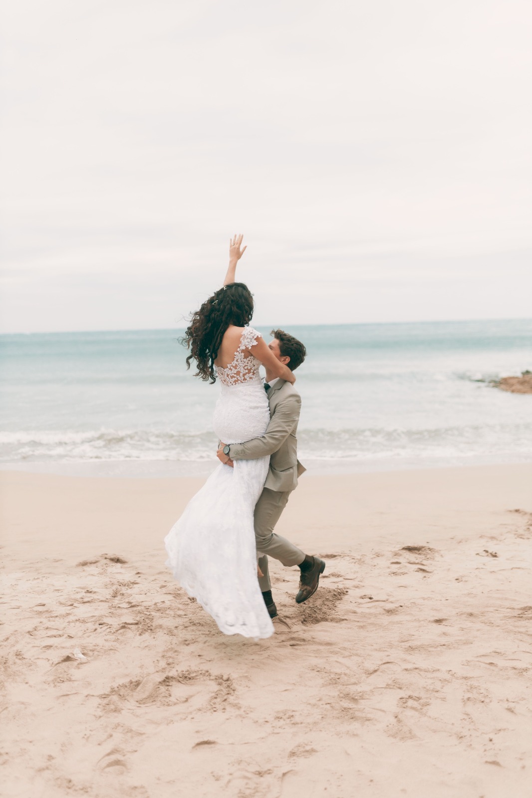 Couple de mariés sur une plage